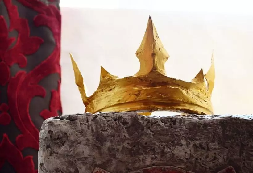 هتل Three Crowns Residents