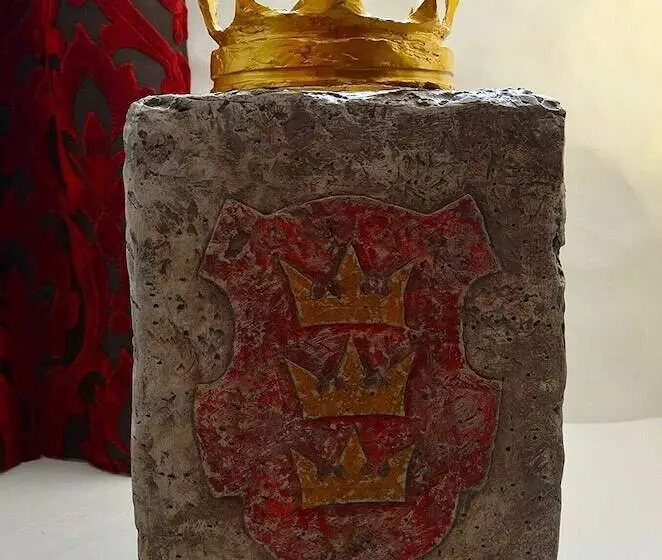 هتل Three Crowns Residents