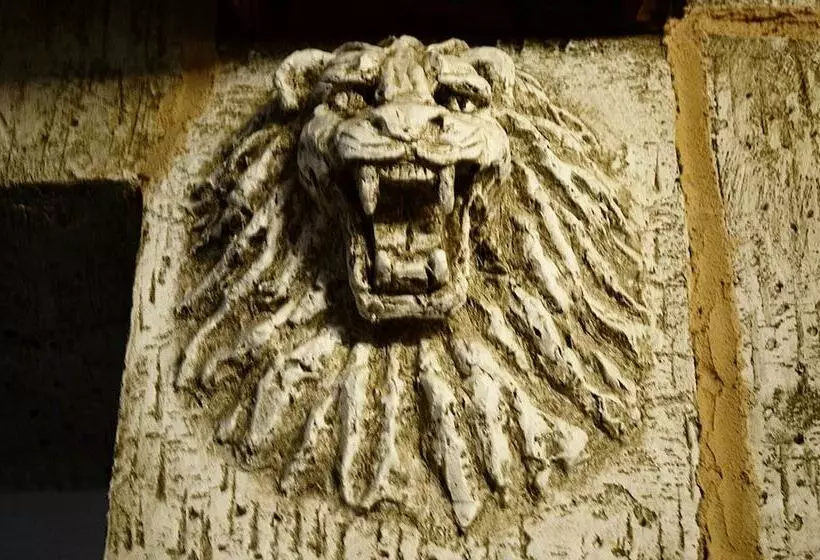 هتل Three Crowns Residents