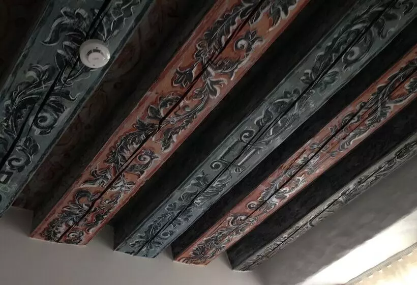 هتل Three Crowns Residents