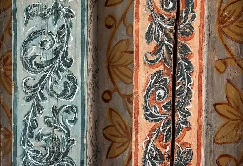 هتل Three Crowns Residents