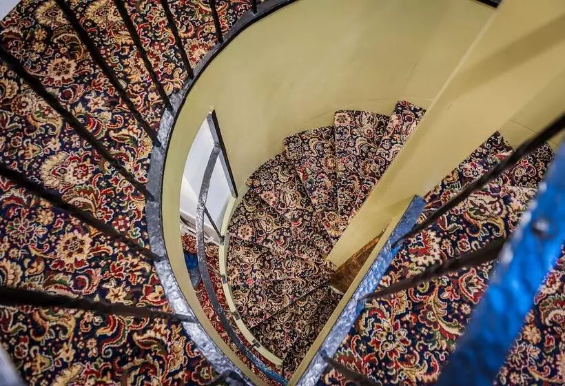 هتل Three Crowns Residents