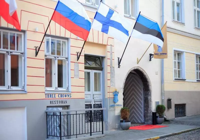 هتل Three Crowns Residents