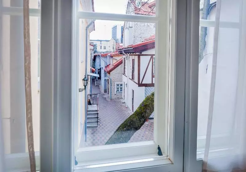 هتل Three Crowns Residents