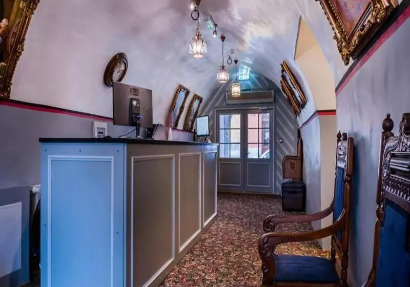 هتل Three Crowns Residents