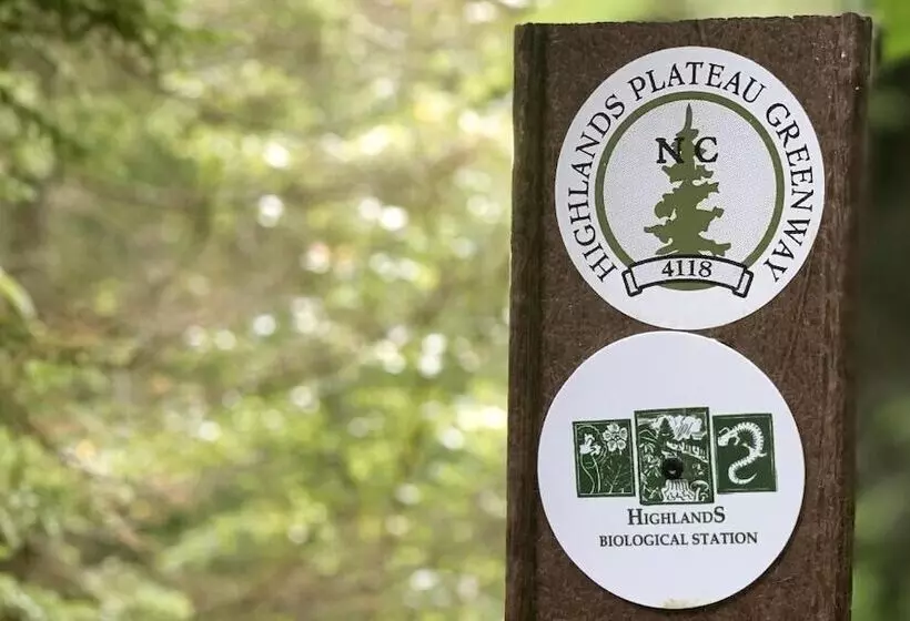 فندق على الطريق 200 Main