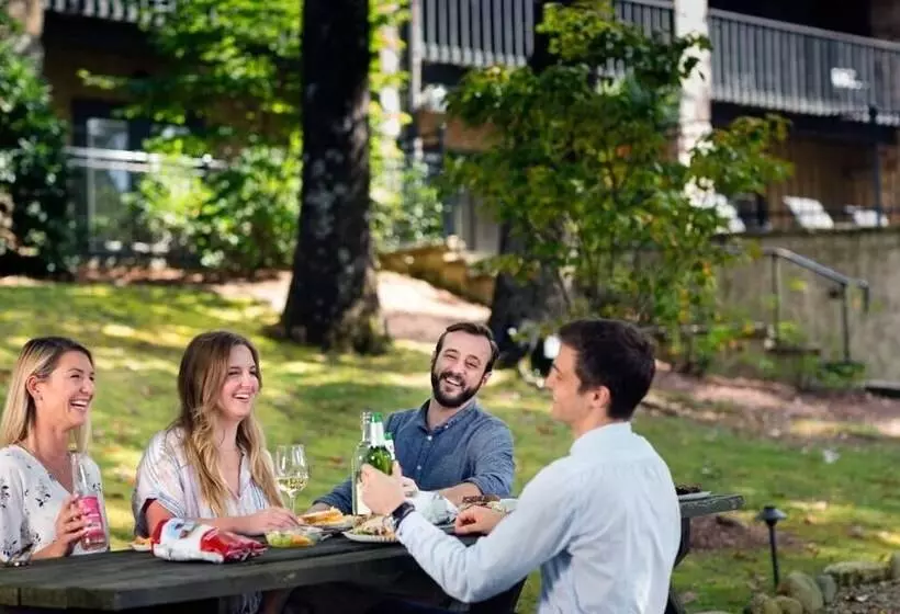 فندق على الطريق 200 Main