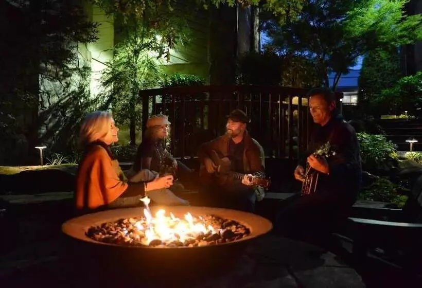 فندق على الطريق 200 Main