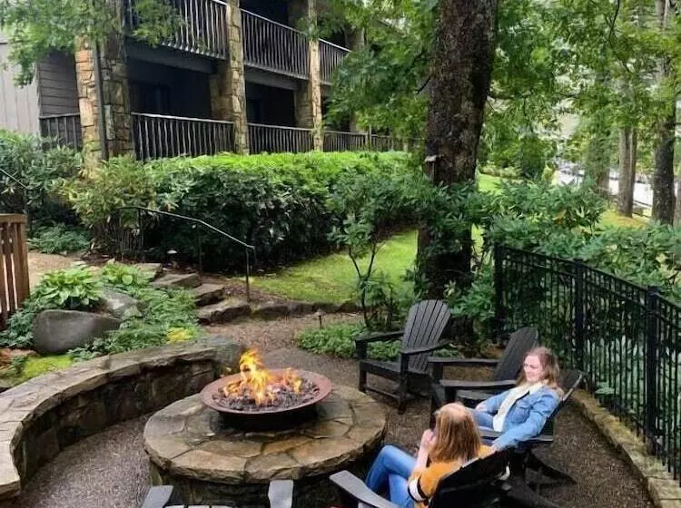 فندق على الطريق 200 Main