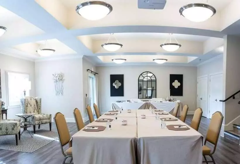 فندق على الطريق 200 Main