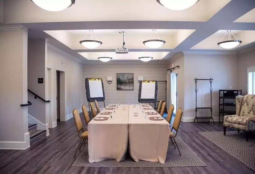 فندق على الطريق 200 Main