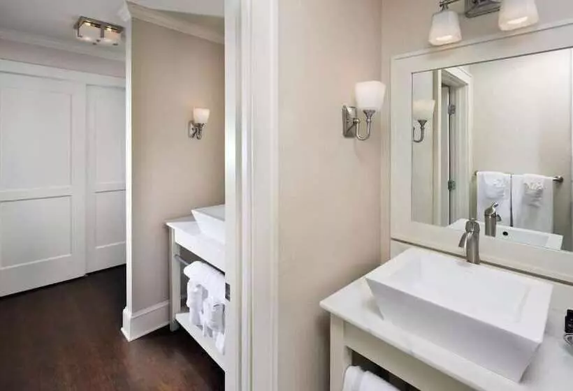 فندق على الطريق 200 Main