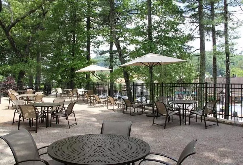 فندق على الطريق 200 Main