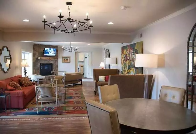 فندق على الطريق 200 Main