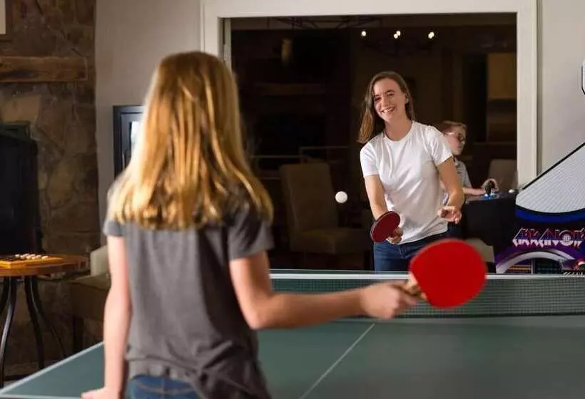 فندق على الطريق 200 Main