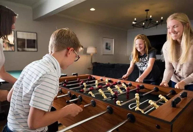 فندق على الطريق 200 Main