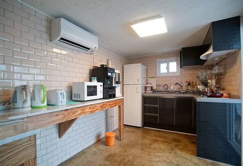 Panzió Dh Sinchon Guesthouse