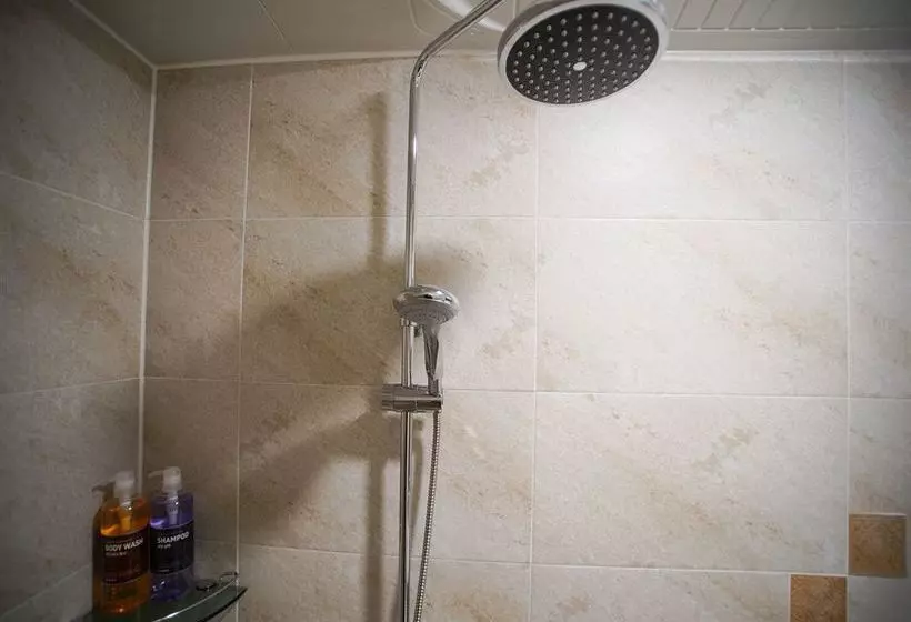 Panzió Dh Sinchon Guesthouse