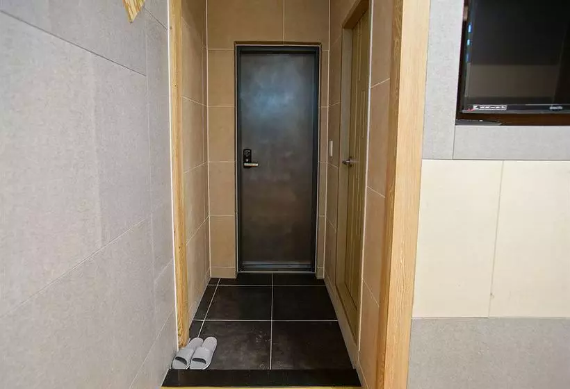 Panzió Dh Sinchon Guesthouse