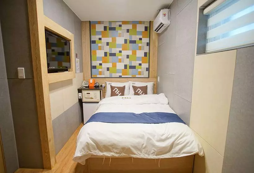 Panzió Dh Sinchon Guesthouse