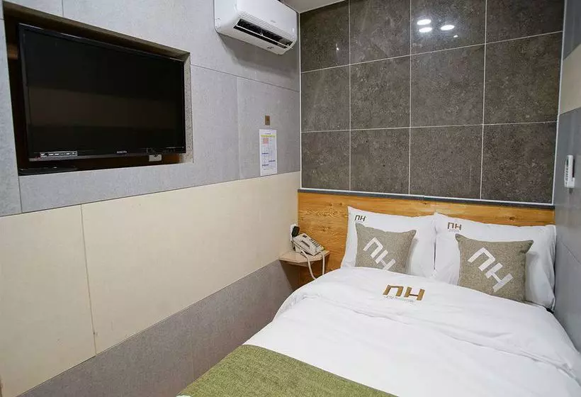 Panzió Dh Sinchon Guesthouse