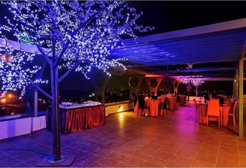 Hi5 Hotel & Experience