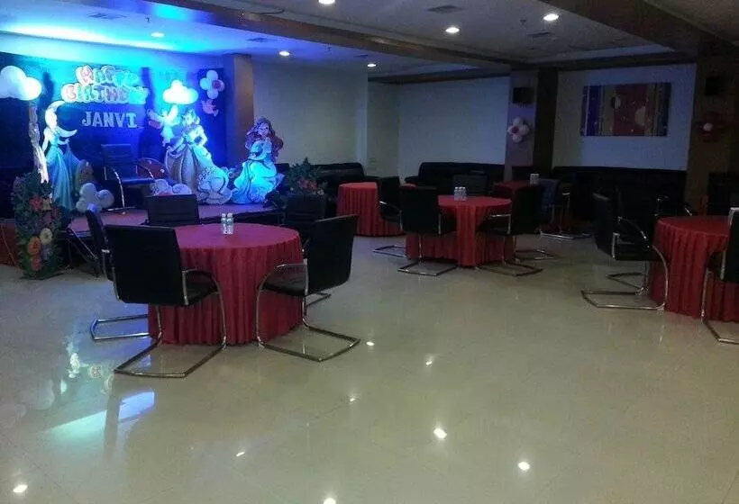 Hi5 Hotel & Experience