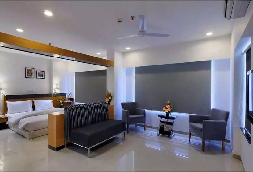 Hi5 Hotel & Experience