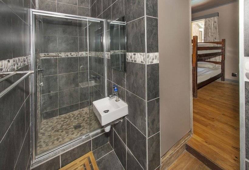 הוסטל Lungile Backpackers Lodge