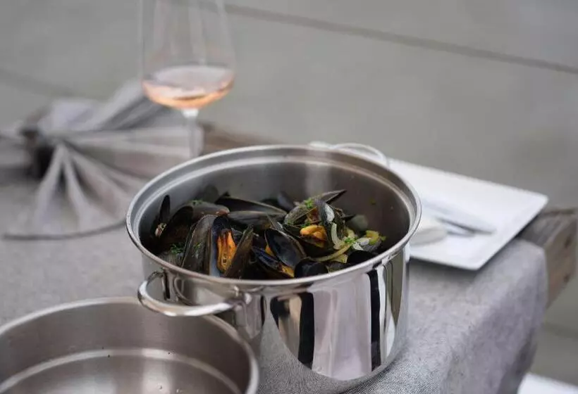 Отель Restaurant Brasserie Feestzaal Ahoi, Kortrijk