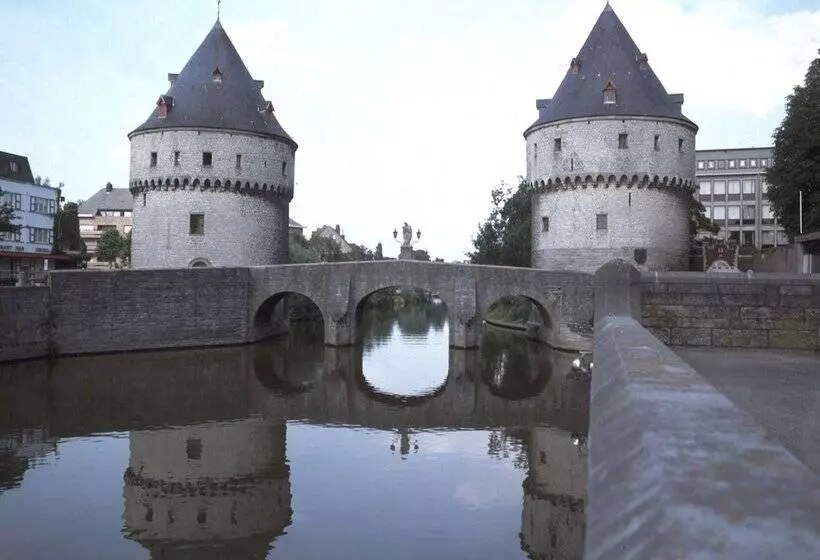 Отель Restaurant Brasserie Feestzaal Ahoi, Kortrijk
