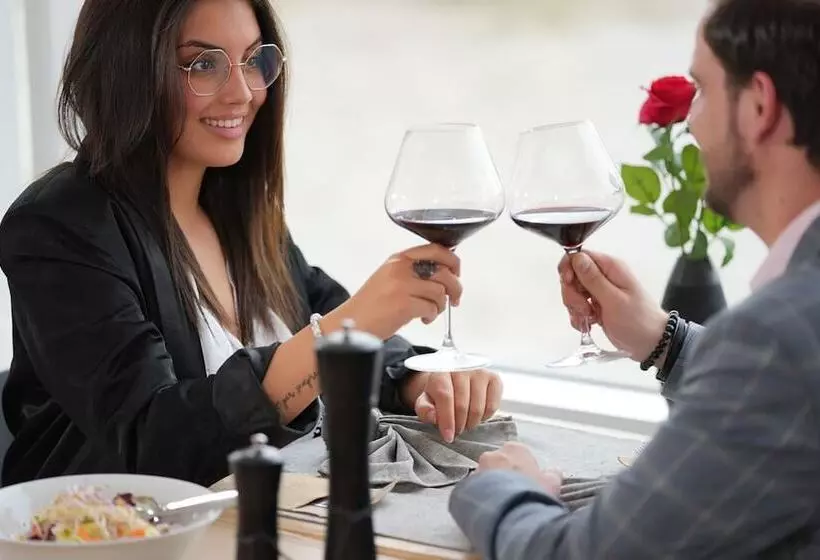 Отель Restaurant Brasserie Feestzaal Ahoi, Kortrijk