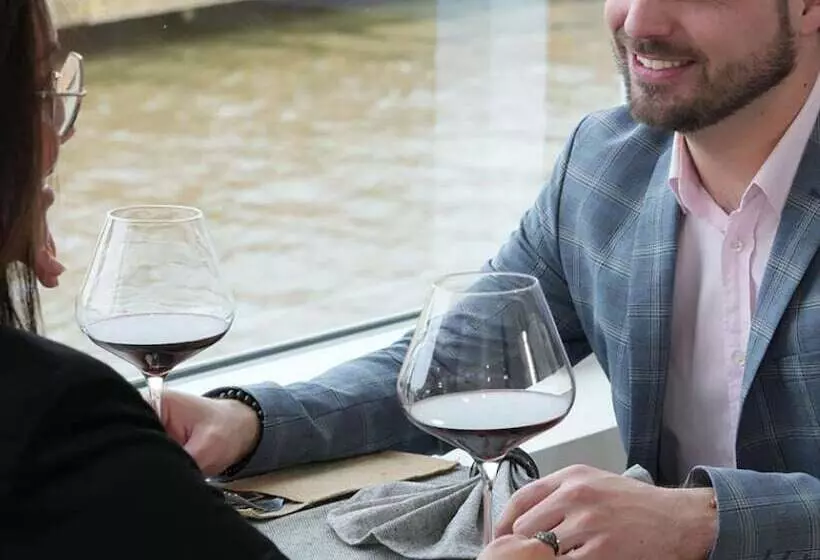 Отель Restaurant Brasserie Feestzaal Ahoi, Kortrijk