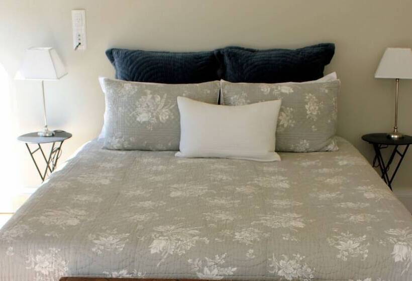 בית מלון כפרי 970 Lonely Bay Lodge