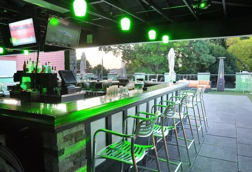 ホテル Commodore Resort