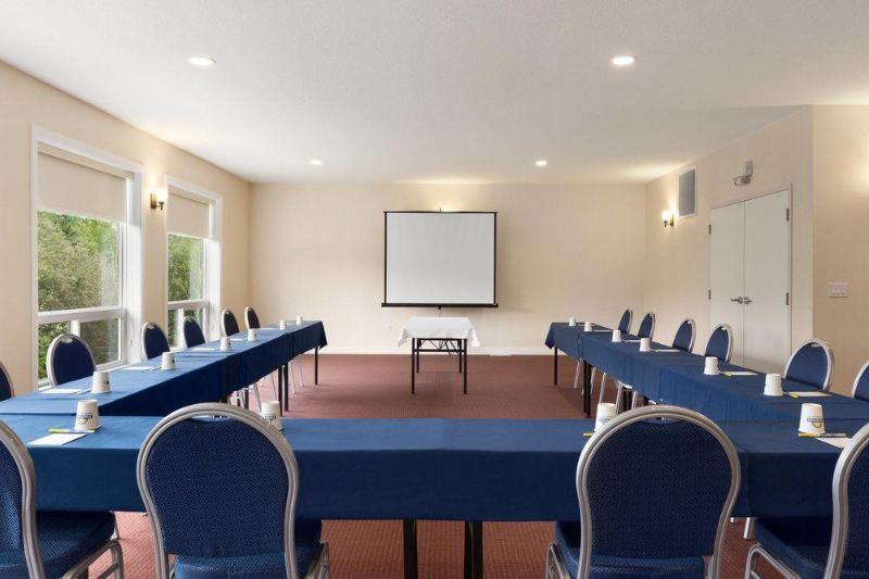 Отель Days Inn Sioux Lookout