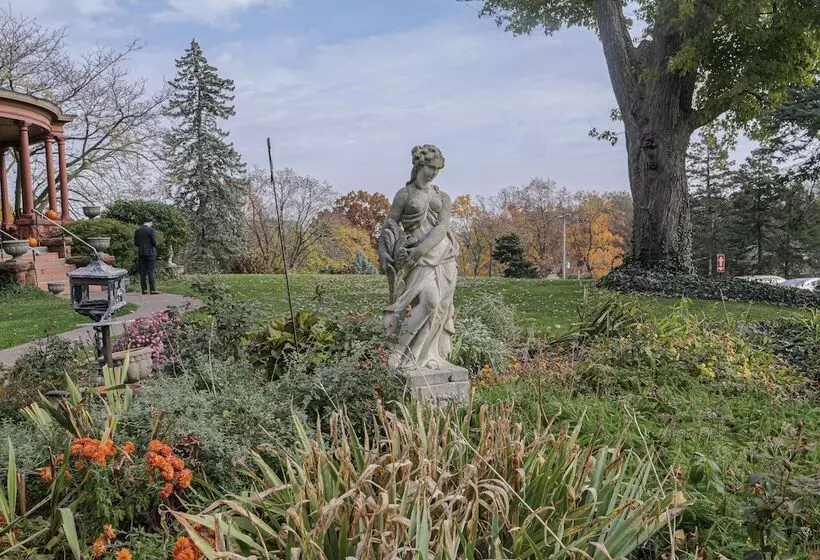 هتل Henderson Castle Inn