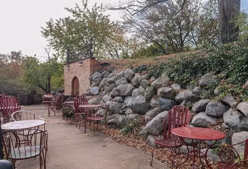 هتل Henderson Castle Inn