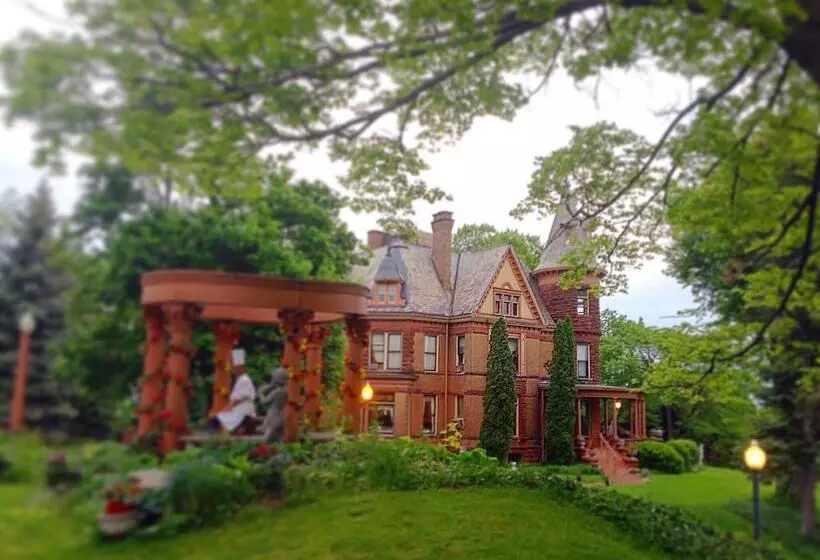 هتل Henderson Castle Inn