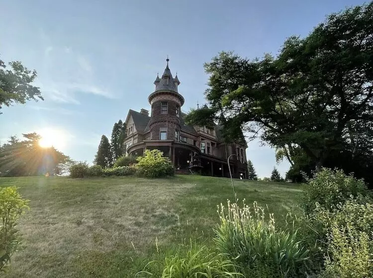 هتل Henderson Castle Inn