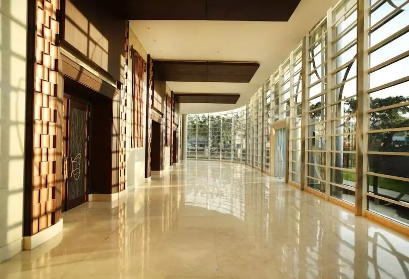 בית מלון כפרי Santika Premiere Kota Harapan Indah