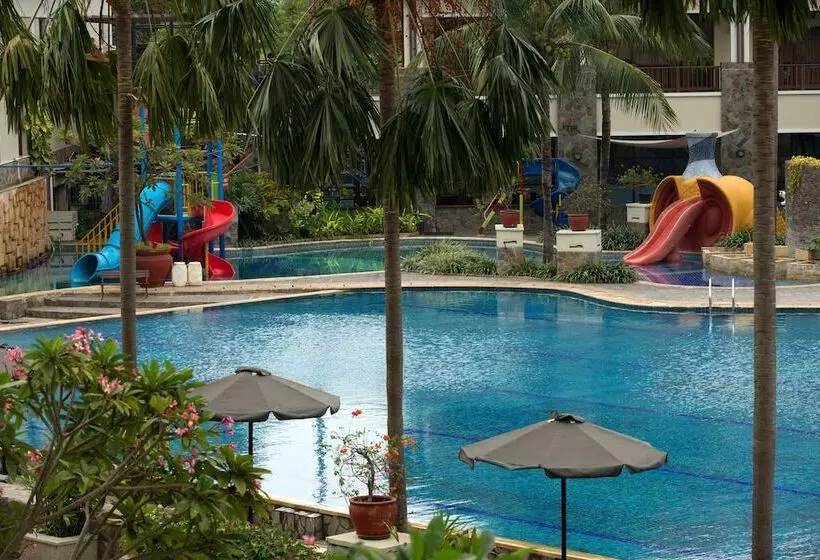 בית מלון כפרי Santika Premiere Kota Harapan Indah