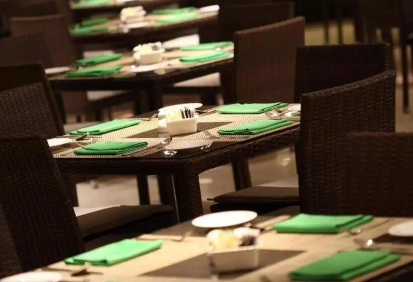 בית מלון כפרי Santika Premiere Kota Harapan Indah