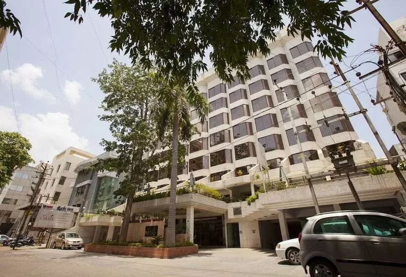 ホテル The Oasis Vadodara