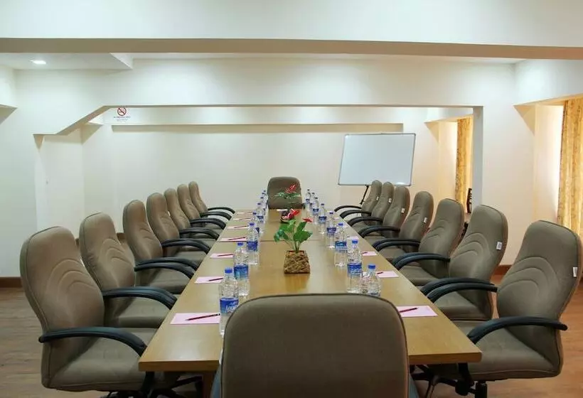 ホテル The Oasis Vadodara