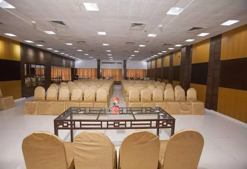 ホテル The Oasis Vadodara