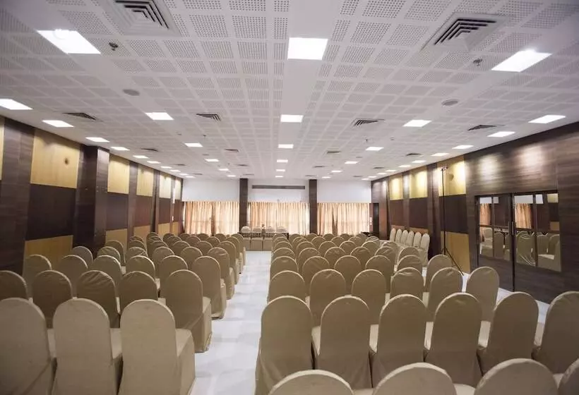 ホテル The Oasis Vadodara