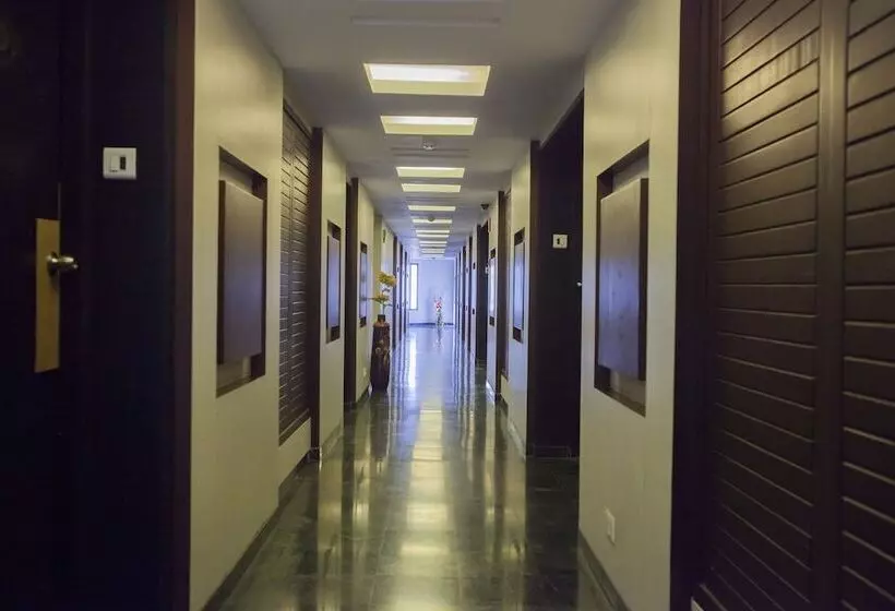 ホテル The Oasis Vadodara