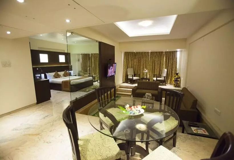 ホテル The Oasis Vadodara