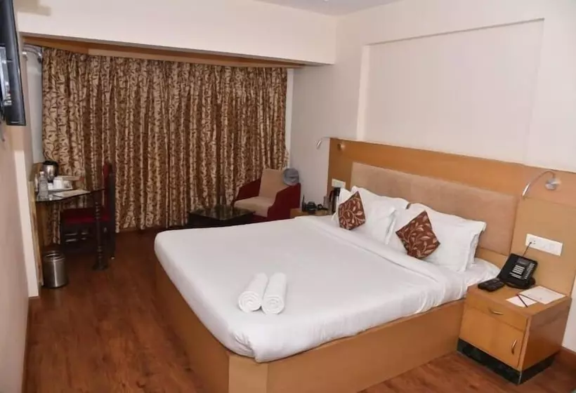 ホテル The Oasis Vadodara